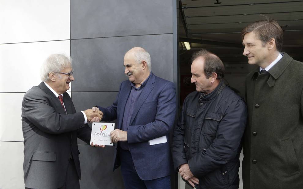 Wolfgang Feist creador de las Passivhaus coloca la placa “Casa Pasiva” en un nuevo edificio Passivhaus construido por Erro y Eugui