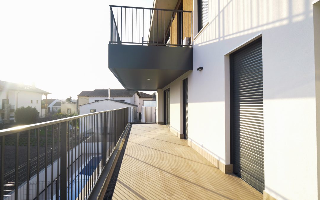 Diseñamos edificios que se adaptan al verano con eficiencia.