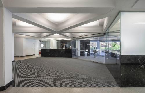 un-hall-edificio-de-ciencias05